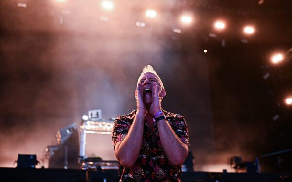 Fatboy Slim произвел фурор на своем дебюте в Рио, заявив, что пребывание в Бразилии — это «как встреча с семьей, о существовании которой ты даже не подозревал».