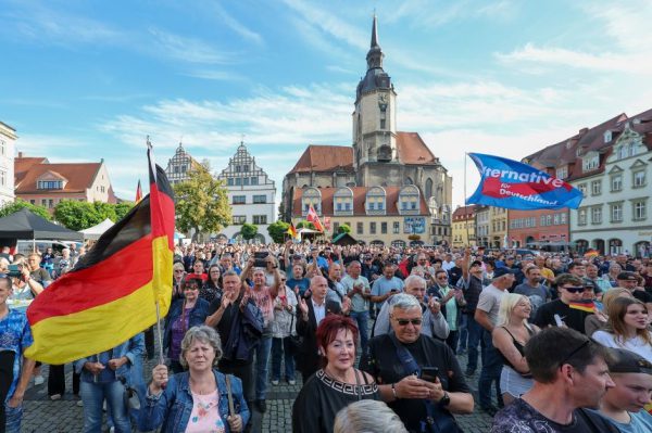 Немецкая крайне правая партия «Альтернатива для Германии» готовится к власти, но разделилась во мнениях относительно целесообразности сближения с Трампом.