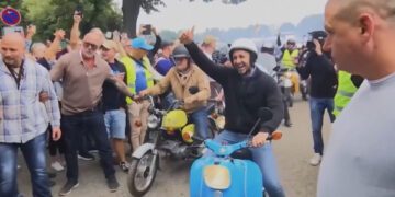 Немецкая крайне правая партия «Альтернатива для Германии» готовится к власти, но разделилась во мнениях относительно целесообразности сближения с Трампом.