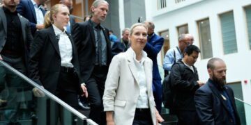 Немецкий политик Мерц шокирован победой крайне правых на выборах в федеральный парламент, но продолжает настаивать на непопулярных реформах.