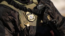 Агенту иммиграционной и таможенной службы предъявлено обвинение в даче ложных показаний по делу о стрельбе в иммигранта из Венесуэлы. Агенту иммиграционной и таможенной службы предъявлено обвинение в даче ложных показаний по делу о стрельбе в иммигранта из Венесуэлы.