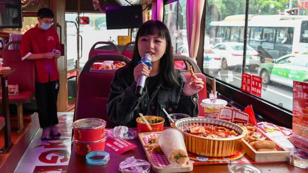 Караоке для одного: «экономика одиночества» Китая объемом в 1 триллион долларов дает представление о будущем мира.
