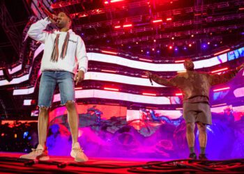 Kid Cudi отвечает на критику в адрес Ye после воссоединения на сцене Chicago Stage. Kid Cudi отвечает на критику в адрес Ye после воссоединения на сцене Chicago Stage.