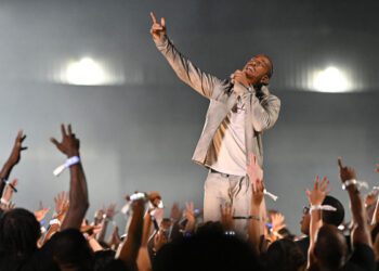 Ludacris и Крис Стэплтон переосмыслили песню «In the Air Tonight» для «Monday Night Football»: смотрите видео. Ludacris и Крис Стэплтон переосмыслили песню «In the Air Tonight» для «Monday Night Football»: смотрите видео.