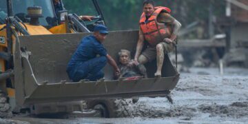 В Непале массовые захоронения, число погибших в результате внезапных наводнений превысило 1000 человек.