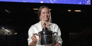 Первая ракетка мира Елена Рыбакина завоевала свой первый титул на Открытом чемпионате США в захватывающем трехсетовом матче.