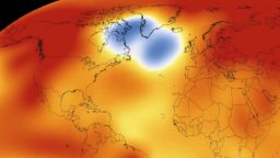Ученые прикрепили передатчики к нарвалам в Арктике. Полученные данные оказались тревожными. Ученые прикрепили передатчики к нарвалам в Арктике. Полученные данные оказались тревожными.