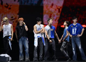 Группа Stray Kids привела фанатов в восторг своим историческим рок-дебютом в Рио. Группа Stray Kids привела фанатов в восторг своим историческим рок-дебютом в Рио.