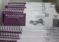 Верховный суд отклонил план Трампа по ограничению голосования по почте на промежуточных выборах.