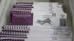 Верховный суд отклонил план Трампа по ограничению голосования по почте на промежуточных выборах.