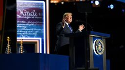 Верховный суд отклонил план Трампа по ограничению голосования по почте на промежуточных выборах.