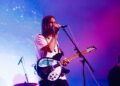 Кевин Паркер из Tame Impala заявил, что больше не будет раздавать автографы после концертов: «Пожалуйста, не обижайтесь».