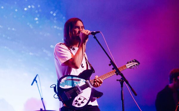 Кевин Паркер из Tame Impala заявил, что больше не будет раздавать автографы после концертов: «Пожалуйста, не обижайтесь».