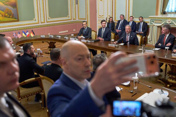 Американские посланники Виткофф и Кушнер провели переговоры в Украине после встречи с Путиным.