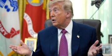 США нанесли удары по трем иранским нефтяным танкерам после заявления о том, что военные корабли были поражены баллистическими ракетами.