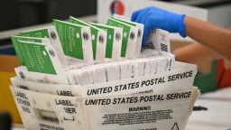Информатор из Почтовой службы США (USPS) рассказал о новых планах по голосованию по почте, скрытых от общественности. Информатор из Почтовой службы США (USPS) рассказал о новых планах по голосованию по почте, скрытых от общественности.