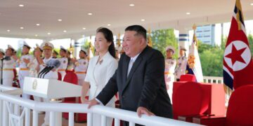 На одном из островов Индонезии произошло извержение вулкана, в результате чего были отменены сотни рейсов, а тысячи людей оказались заблокированы на острове.