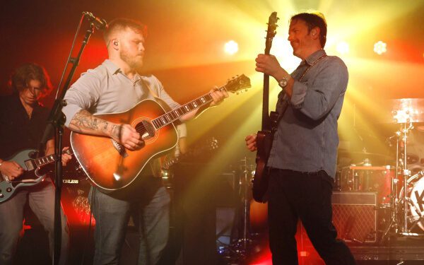 Зак Брайан присоединился к Kings of Leon, чтобы исполнить одну из их совместных песен во время концерта группы в Нэшвилле. Зак Брайан присоединился к Kings of Leon, чтобы исполнить одну из их совместных песен во время концерта группы в Нэшвилле.