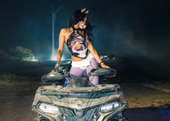 Любимица танцевальной сцены, лошадь HorsegiirL, о исцелении и самоидентификации: «Поскольку я лошадь, люди могут проецировать на меня все, что захотят».